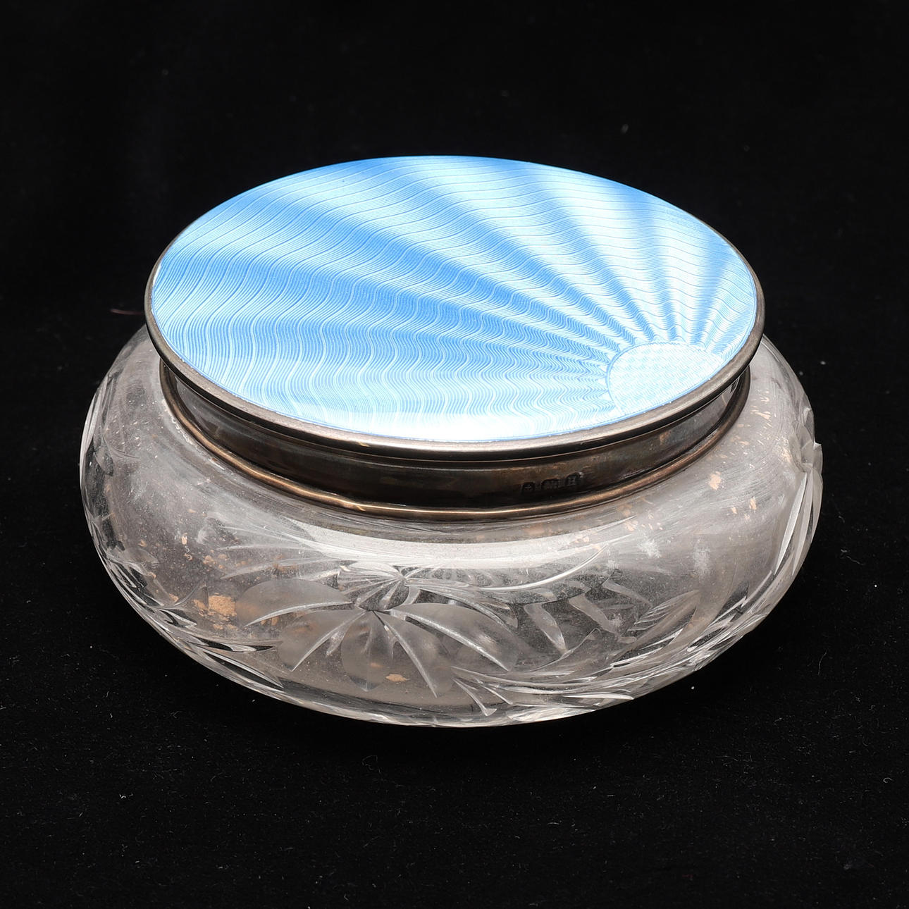 BURK MED LOCK AV SILVER OCH EMALJ.