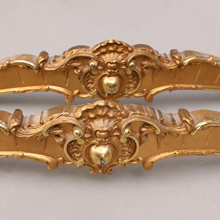 KORNISCHER ett par, förgyllda och bronserade, rokokostil, 1800-tal.