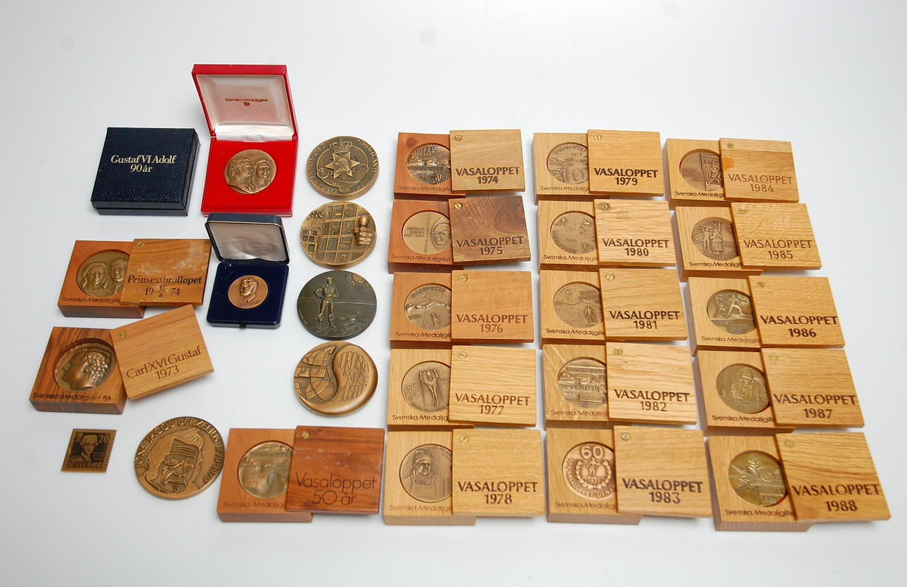 MINNESMEDALJER, 26 st brons, Vasaloppen 1973-88 med certifikat, Svenska medalj galleriet.
