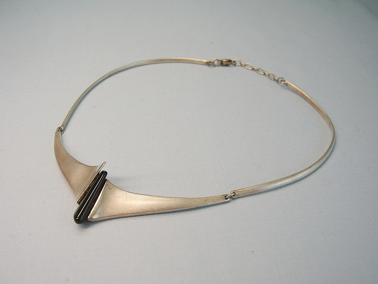 GÜNTHER DESIGNER COLLIER MIT ONYX, Silber signiert.