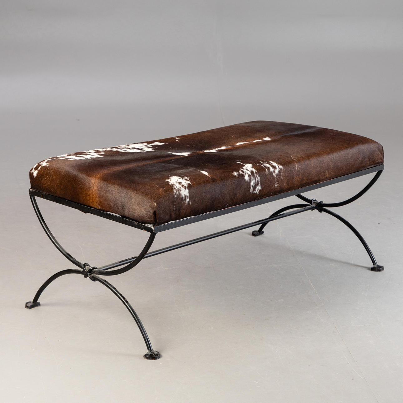 Sitzbank mit Kuhfell.