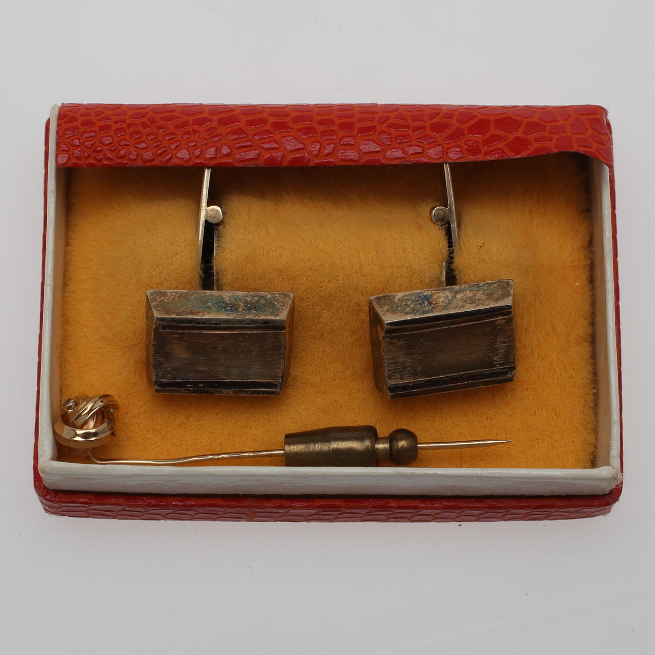 MANSCHETTKNAPPAR samt KRÅSNÅL, 3 st, silver samt 18 k guld, 1969.