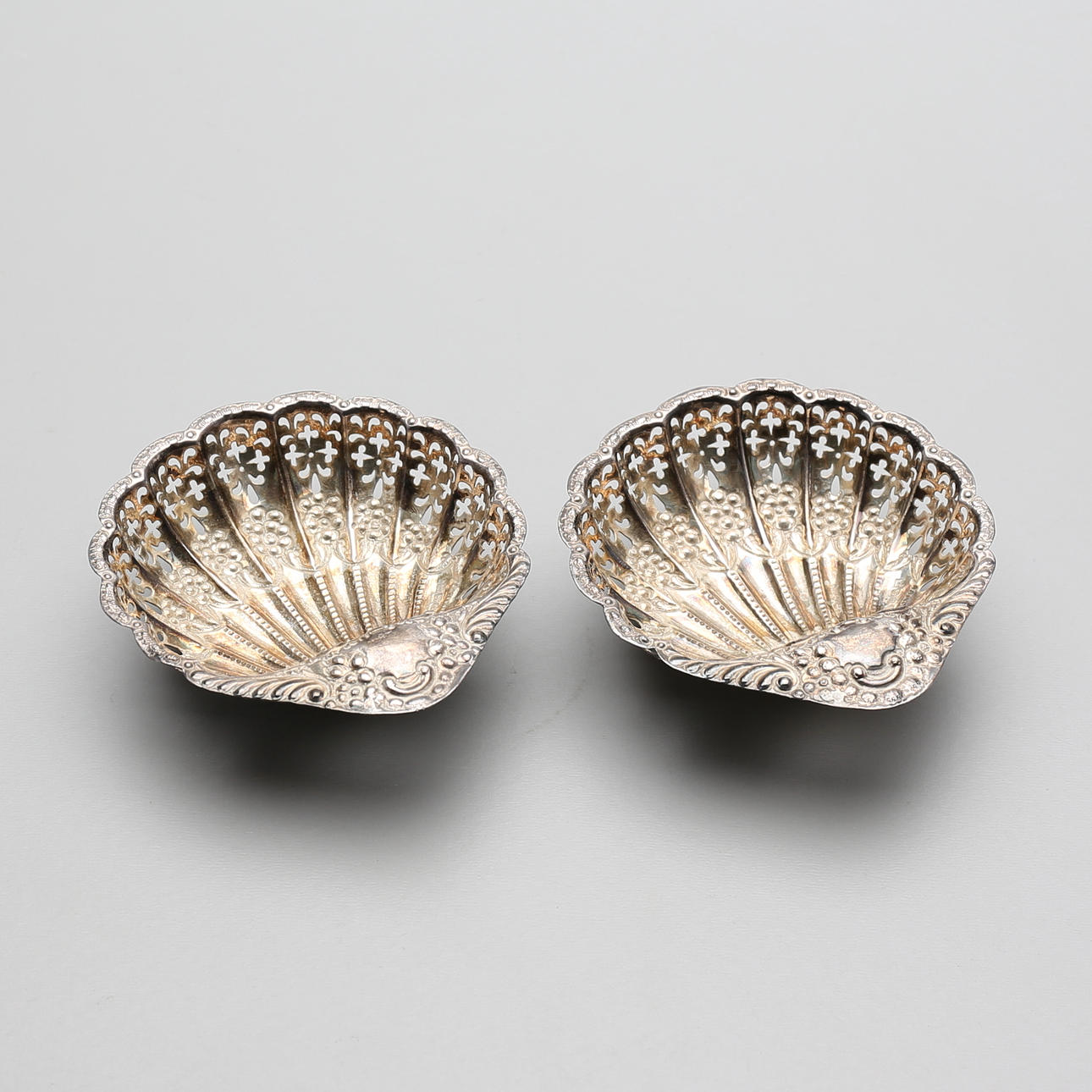 SMÖRSKÅLAR, ett par, sterlingsilver, Atkin Brothers, Sheffield, England, 1904, vikt ca 88 g.