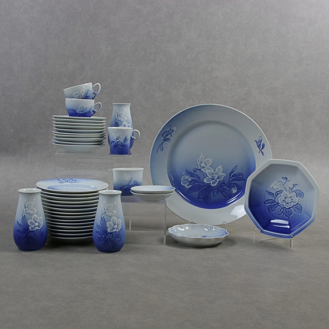 SERVISDELAR, 36 delar, "Julros", Bing & Gröndahl, Danmark.