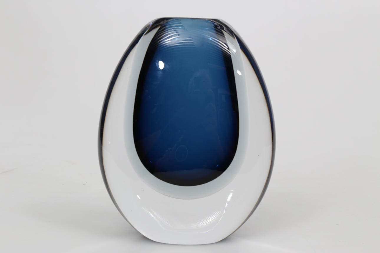 VICKE LINDSTRAND. Vas, glas, Kosta, signerad LH Kosta 1826.