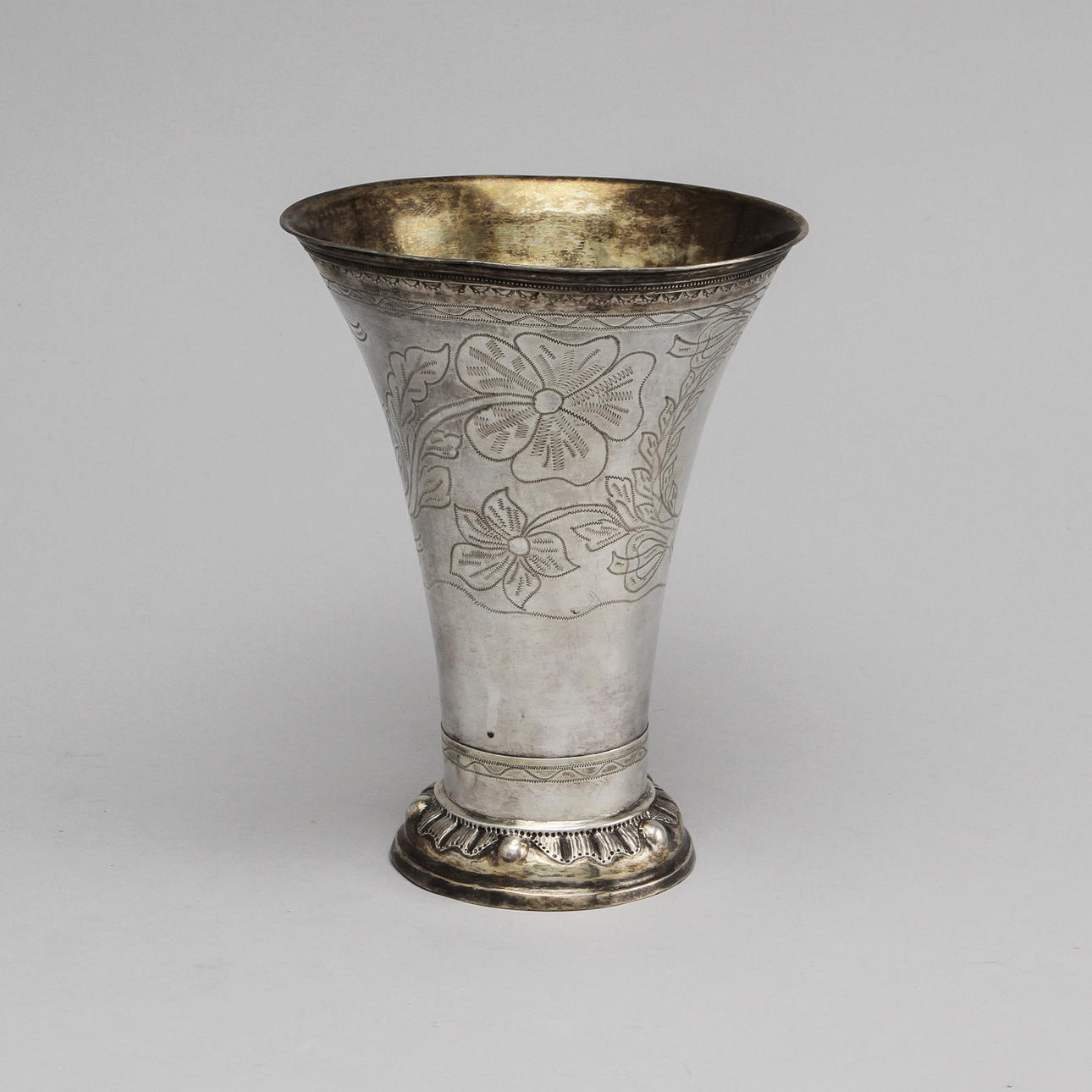 BÄGARE, silver med invändig förgyllning. Samuel Lyberg Borås 1809. Vikt ca 360 gram.