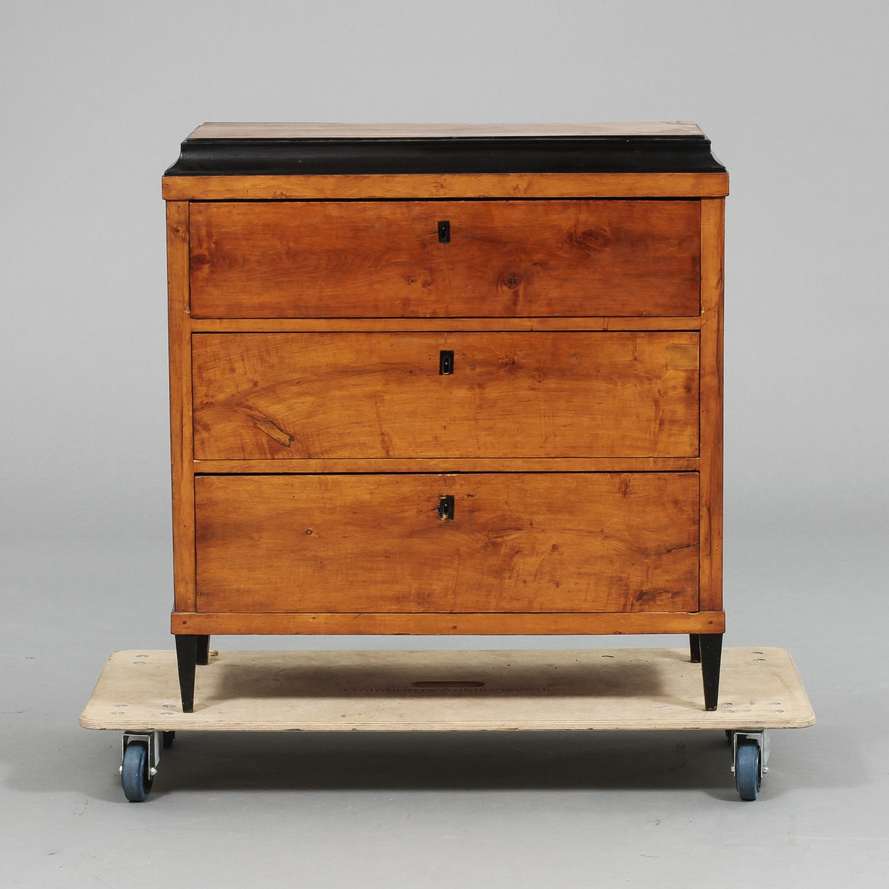 BYRÅ MED SKRIVKLAFF, Karl-Johan. Björk med svartmålade detaljer.