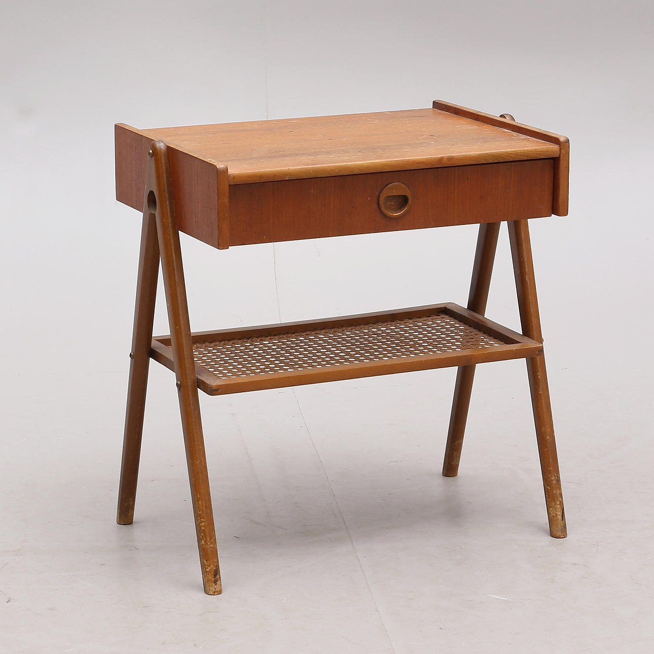 SÄNGBORD, teak/rotting, 1900-tal.