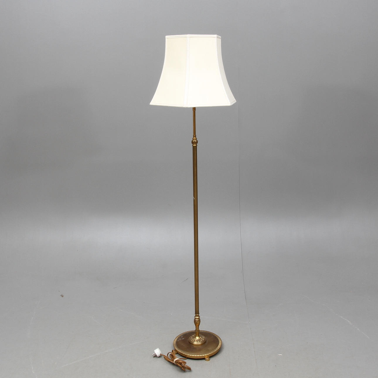 GOLVLAMPA, mässing, AB Armaturhantverk Göteborg, 1900-tal.