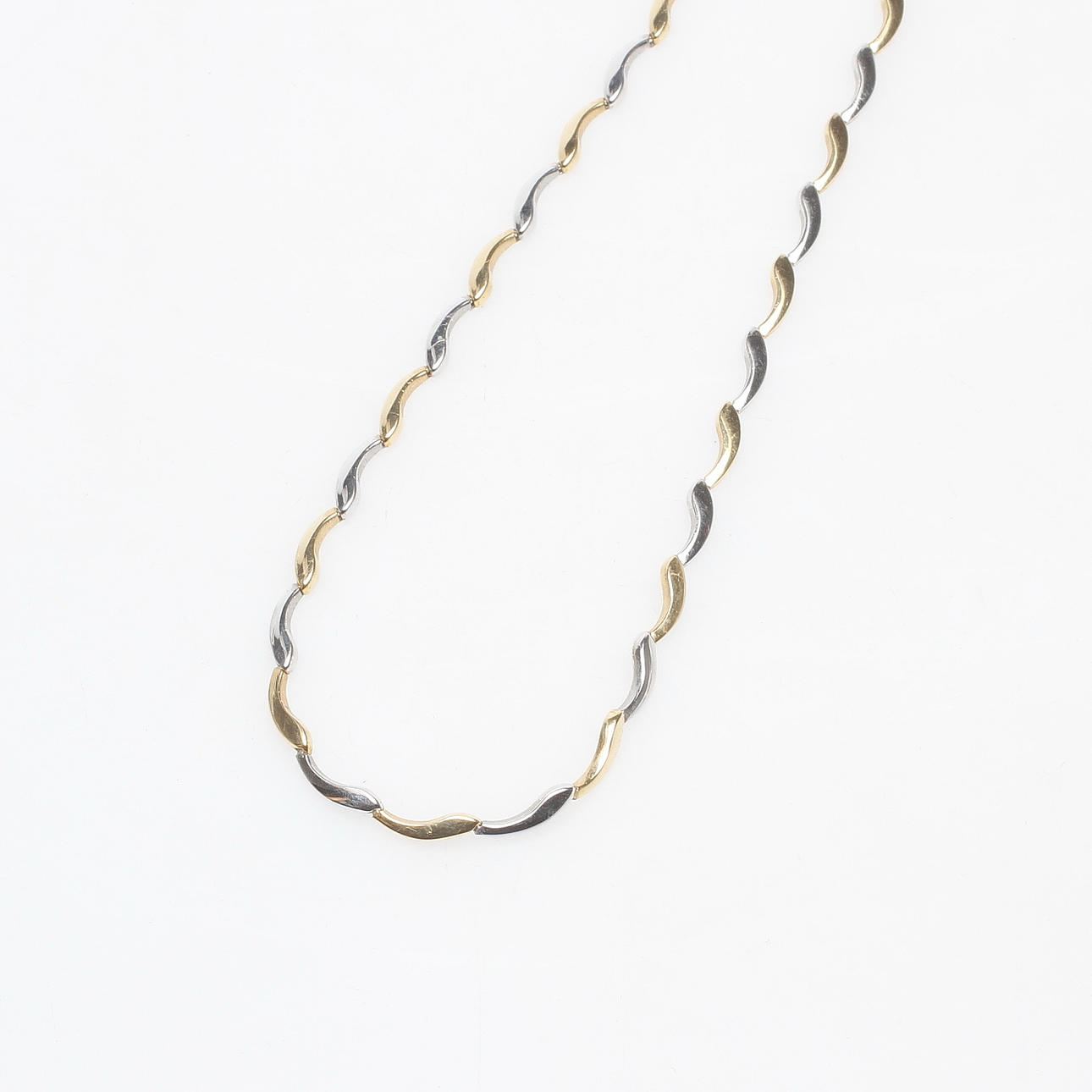 HALSBAND, rött/vitt 18k guld, vikt ca 14,2 gr.