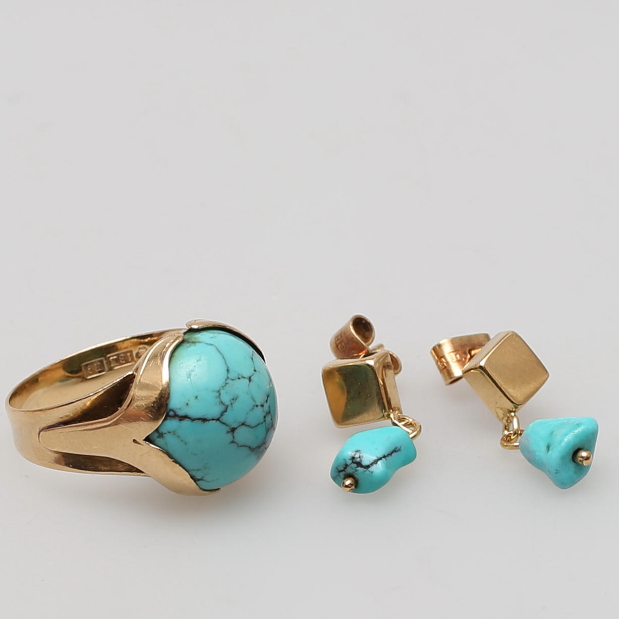 RING samt ÖRHÄNGE i 18K gulguld med innefattade turkoser.