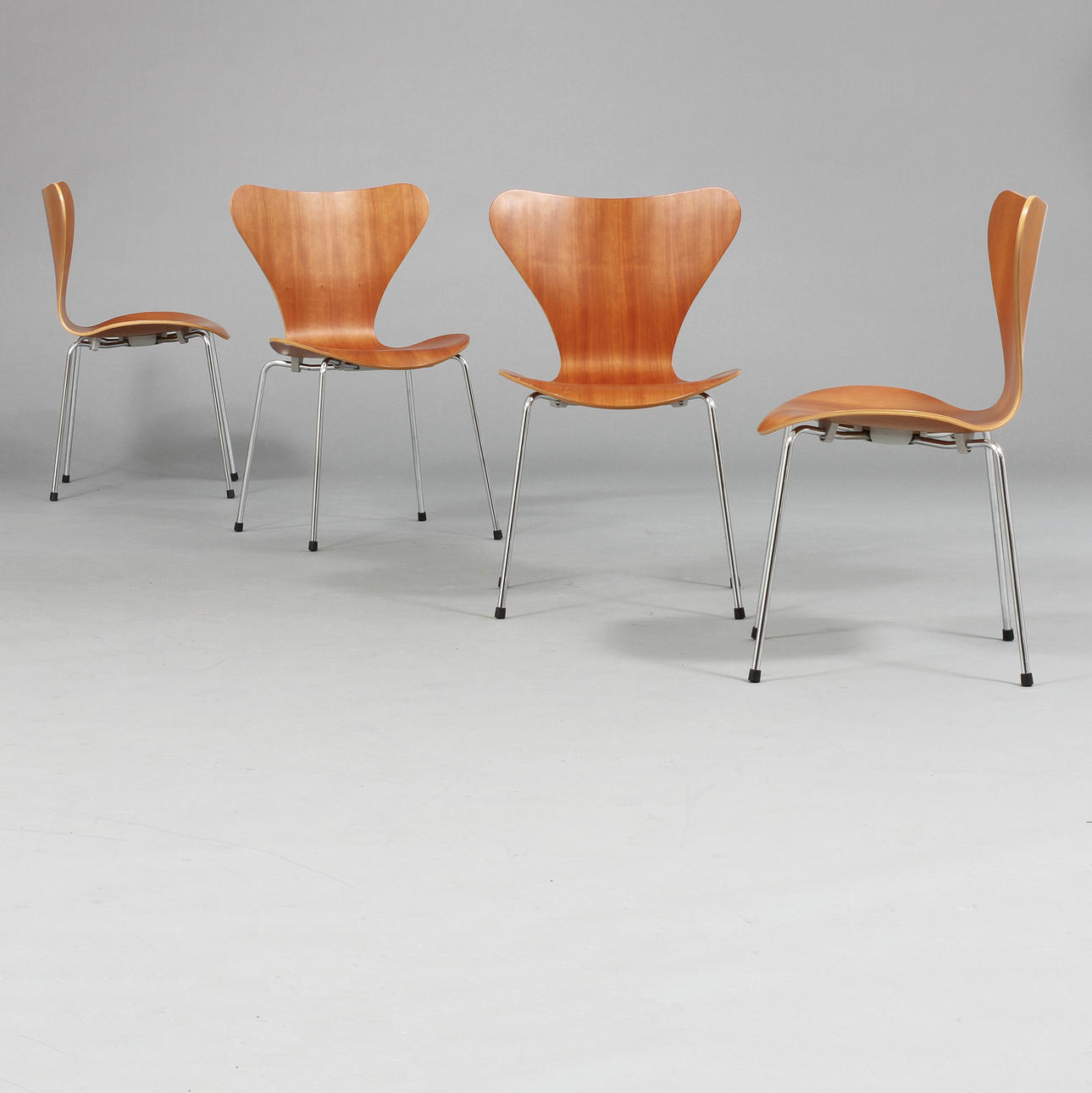 Stolar, 4 st, "Sjuan" Arne Jacobsen för Fritz Hansen, Danmark.