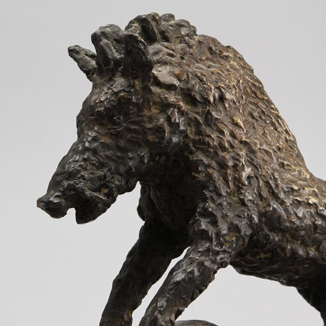 CARL FRISENDAHL. Skulptur vildsvin, patinerad brons, signerad.