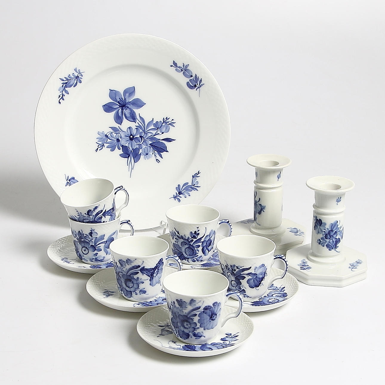 MOCCAKOPPAR, LJUSSTAKAR och FAT, 14 delar, porslin, "Blå Blomst", Royal Copenhagen.