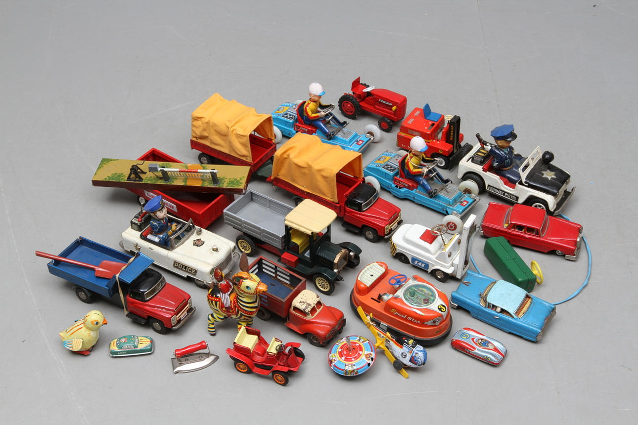 LEKSAKER mest i plåt från Japan. Batteri och urverk.