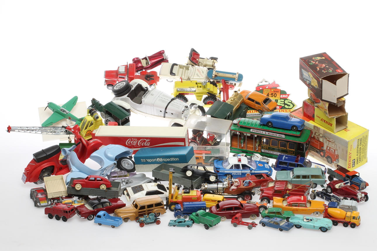 MODELLBILAR bland annat DINKY, CORGI och TEKNO. Cirka 60 stycken.