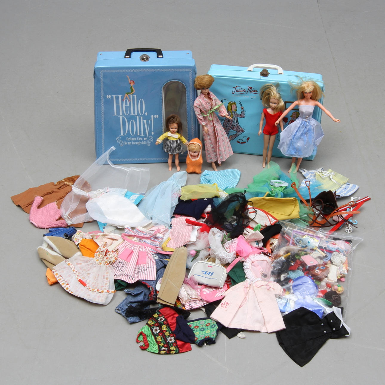BARBIE och hennes vänner. Hello Dolly. 2 äldre Barbie och 2 nyare.. Kläder.
