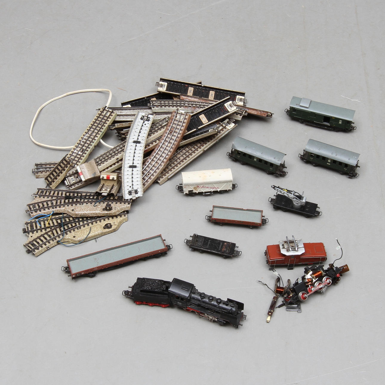 MÄRKLIN ånglok 3003, 8 vagnar, räls och växlar. Växellok 3002 i delar.