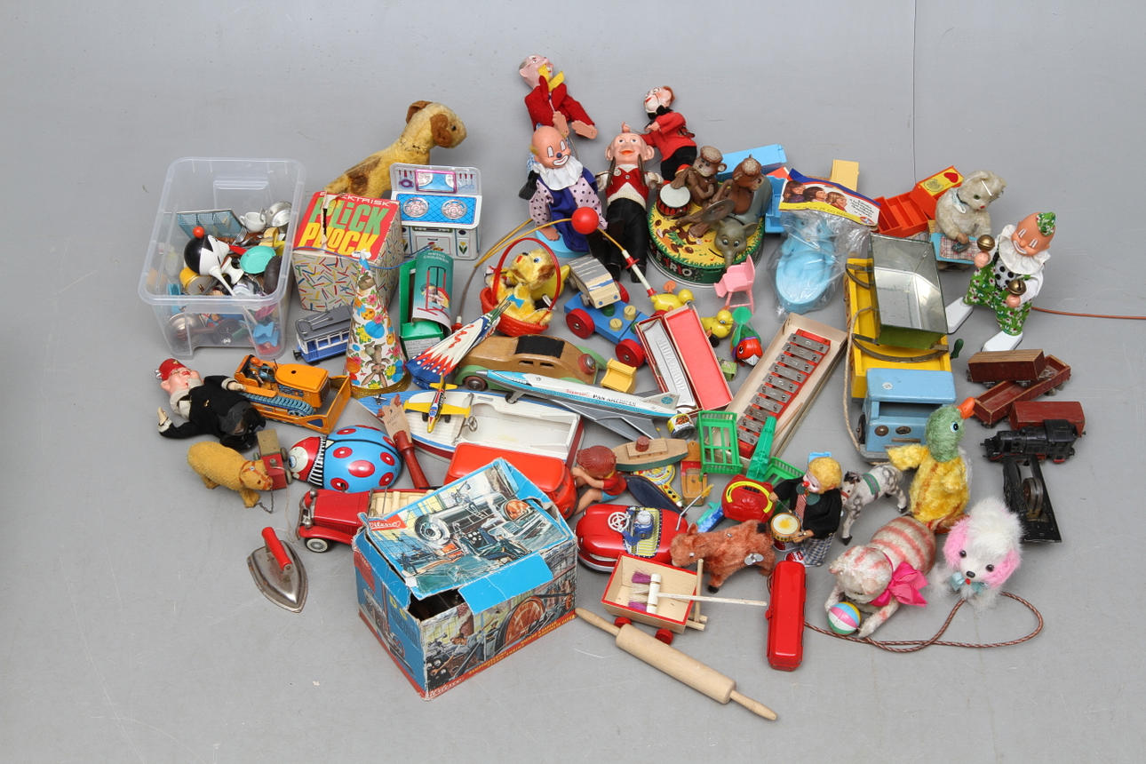 PARTI leksaker. Mest från 1960 - 1970-tal. Bland annat ÅNGMASKIN Wilesco D6 i originalkartong.