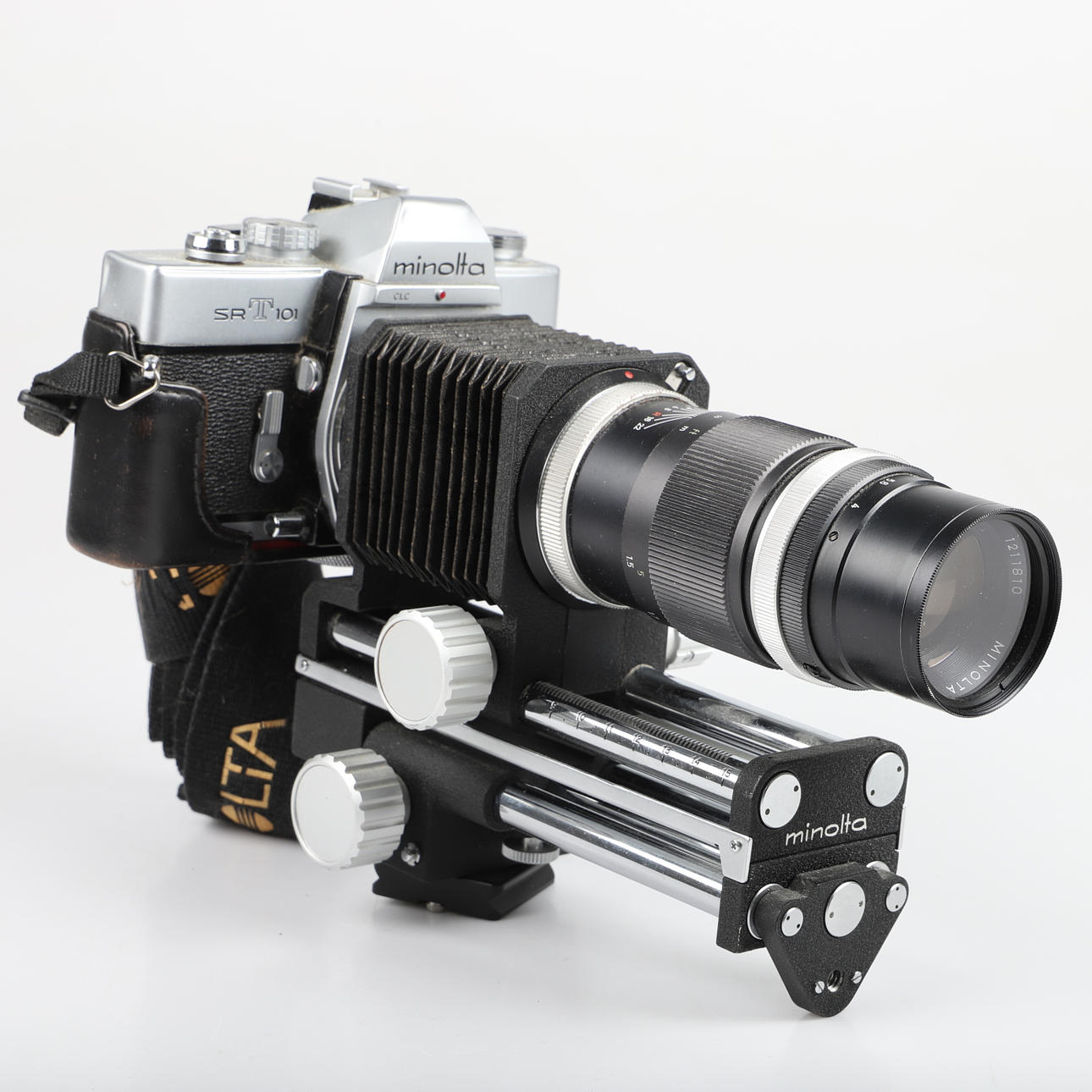CÁMARA, Minolta SRT 101, con fuelle y lente.