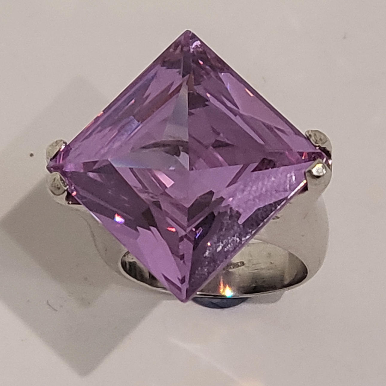 RING MIT AMETHYST SIMILE UND SILBERFASSUNG.