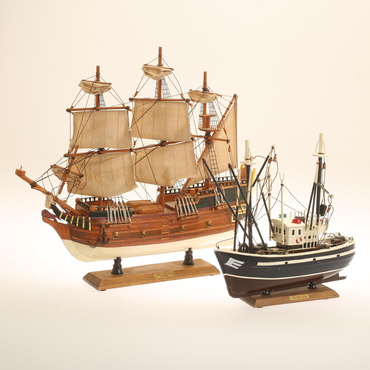 MODELLBÅTAR, 2 stycken, trä.