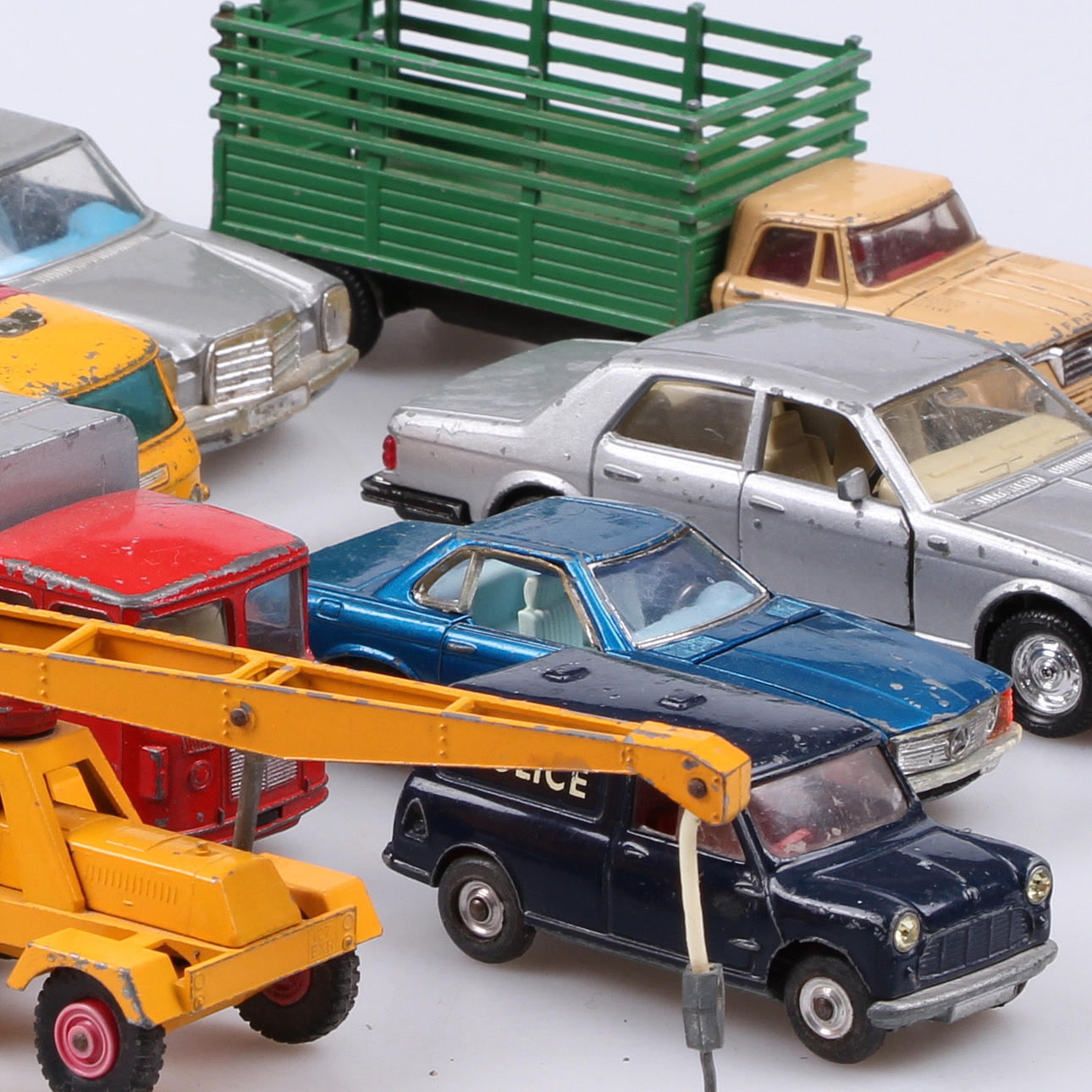 LEKSAKSBILAR, 13 st. Corgi samt Lesney Matchbox.