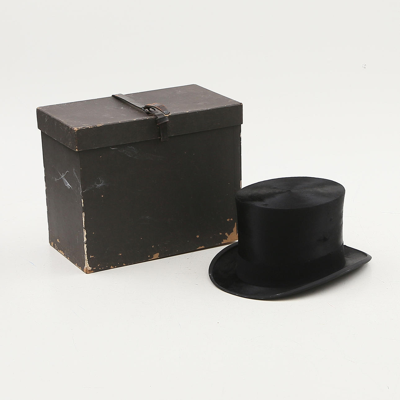 HATT, hög, i ask.