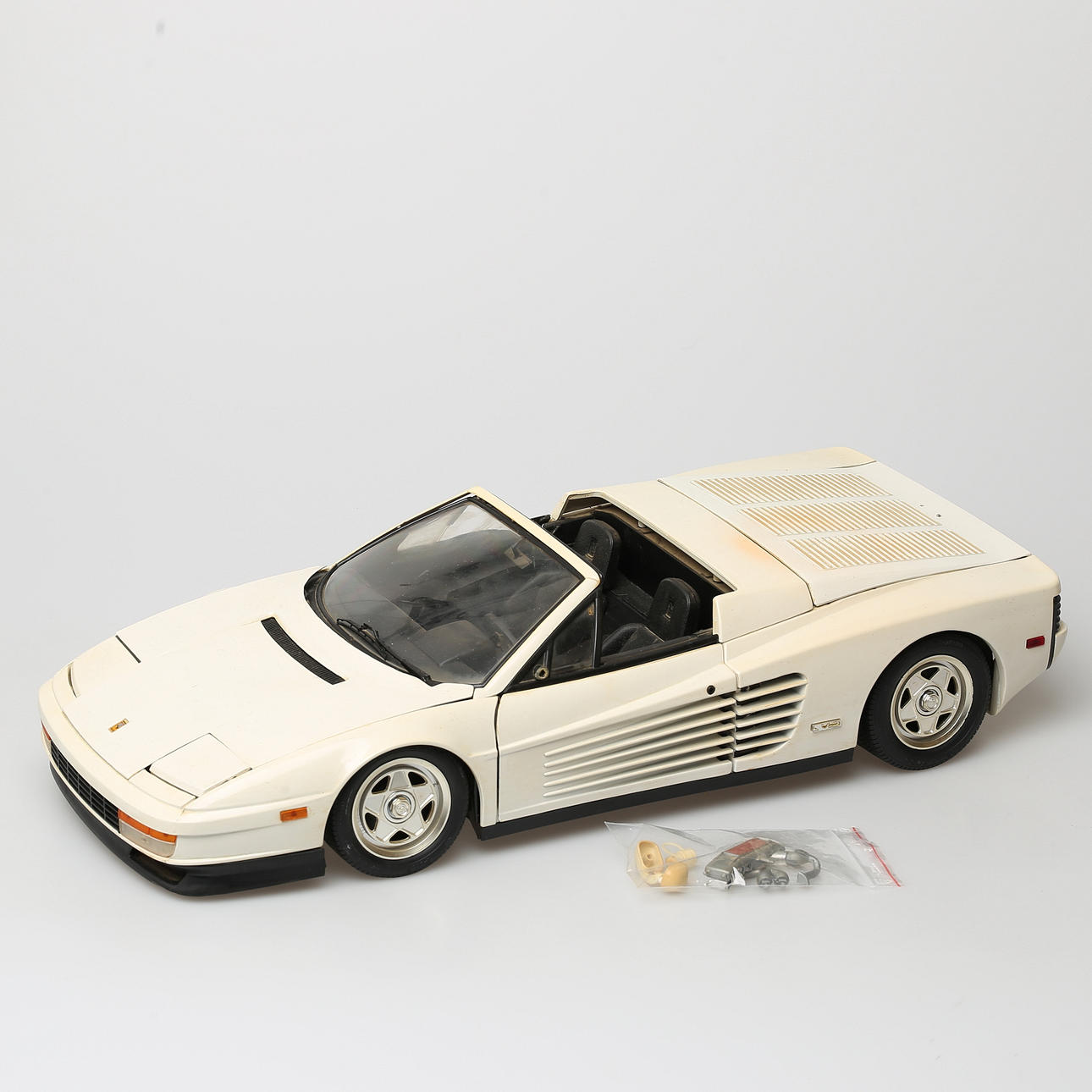 POUCH, Ferrari Testarossa, weiß, Metall-Kunststoff, Italien.