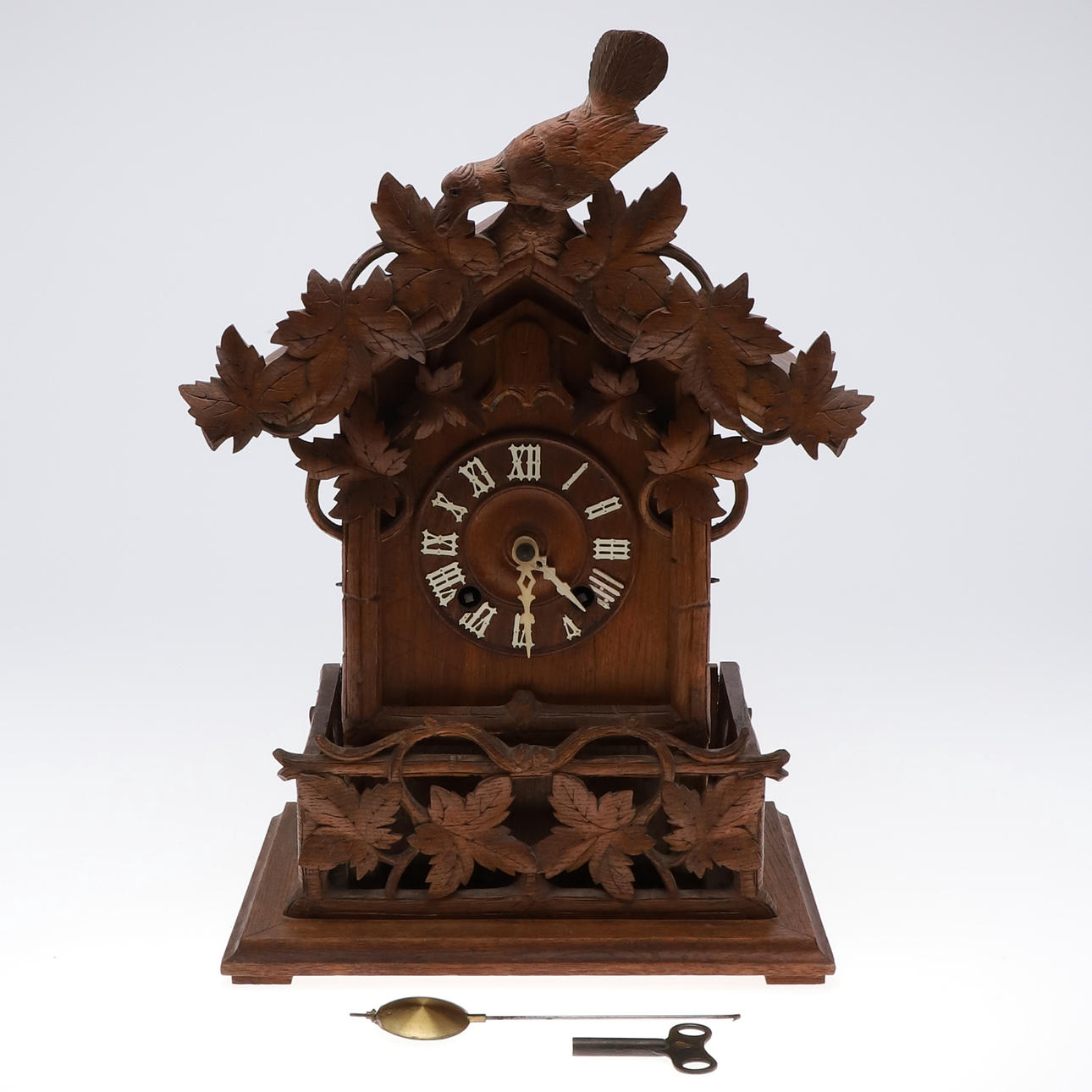 LARGE ANTIQUE BLACK FOREST CUCKOO CLOCK.