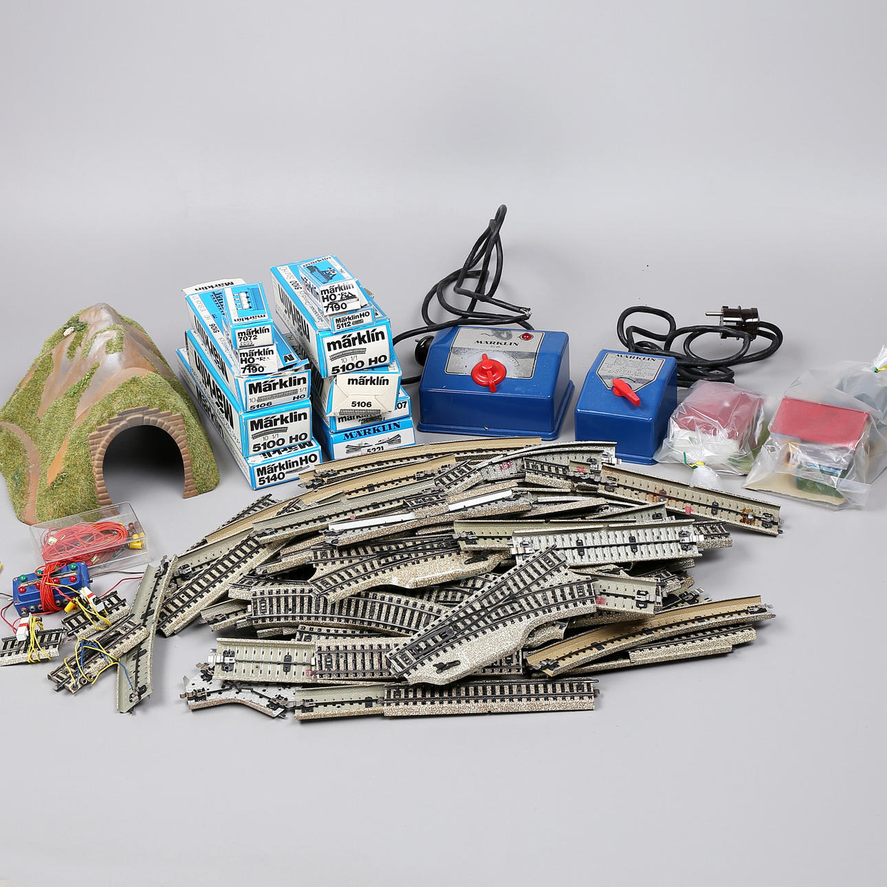 MÄRKLIN, transformers and track parts.