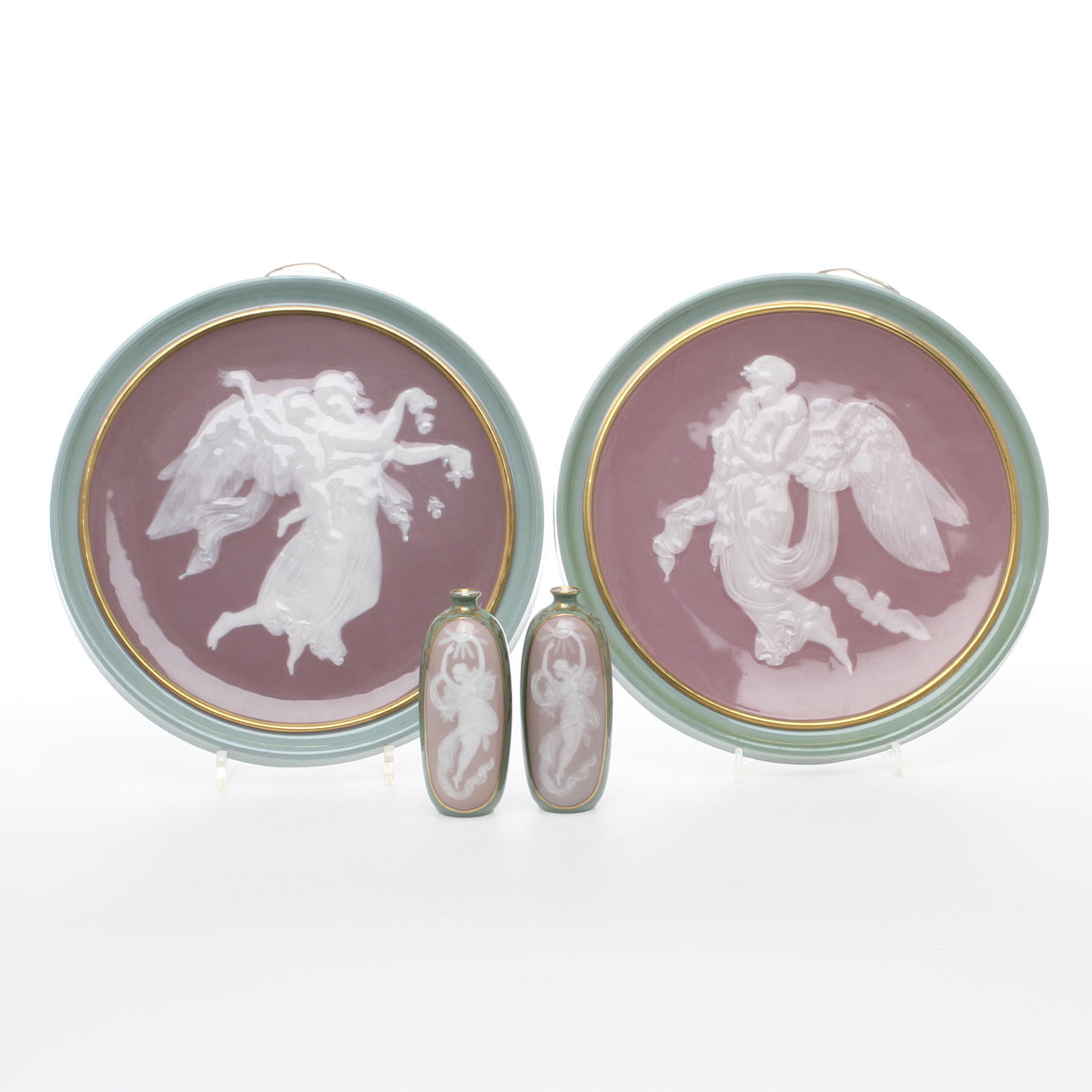 VÄGGPLAKETTER samt VASER, 2 +2, porslin så kallat Pate-Sur-Pate, Tyskland, 1900-talets början.