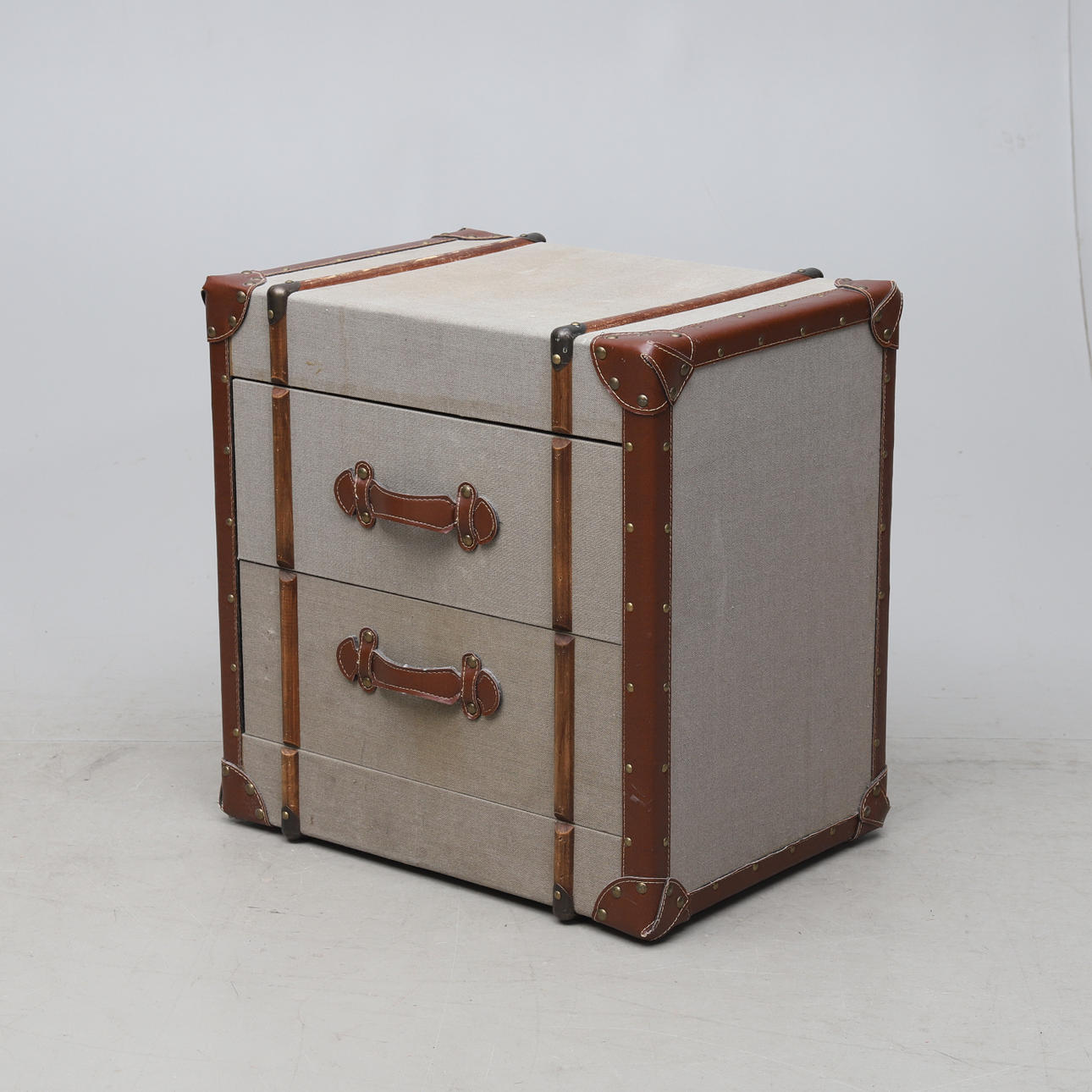 KOFFER/ Kommode, zeitgenössisch.