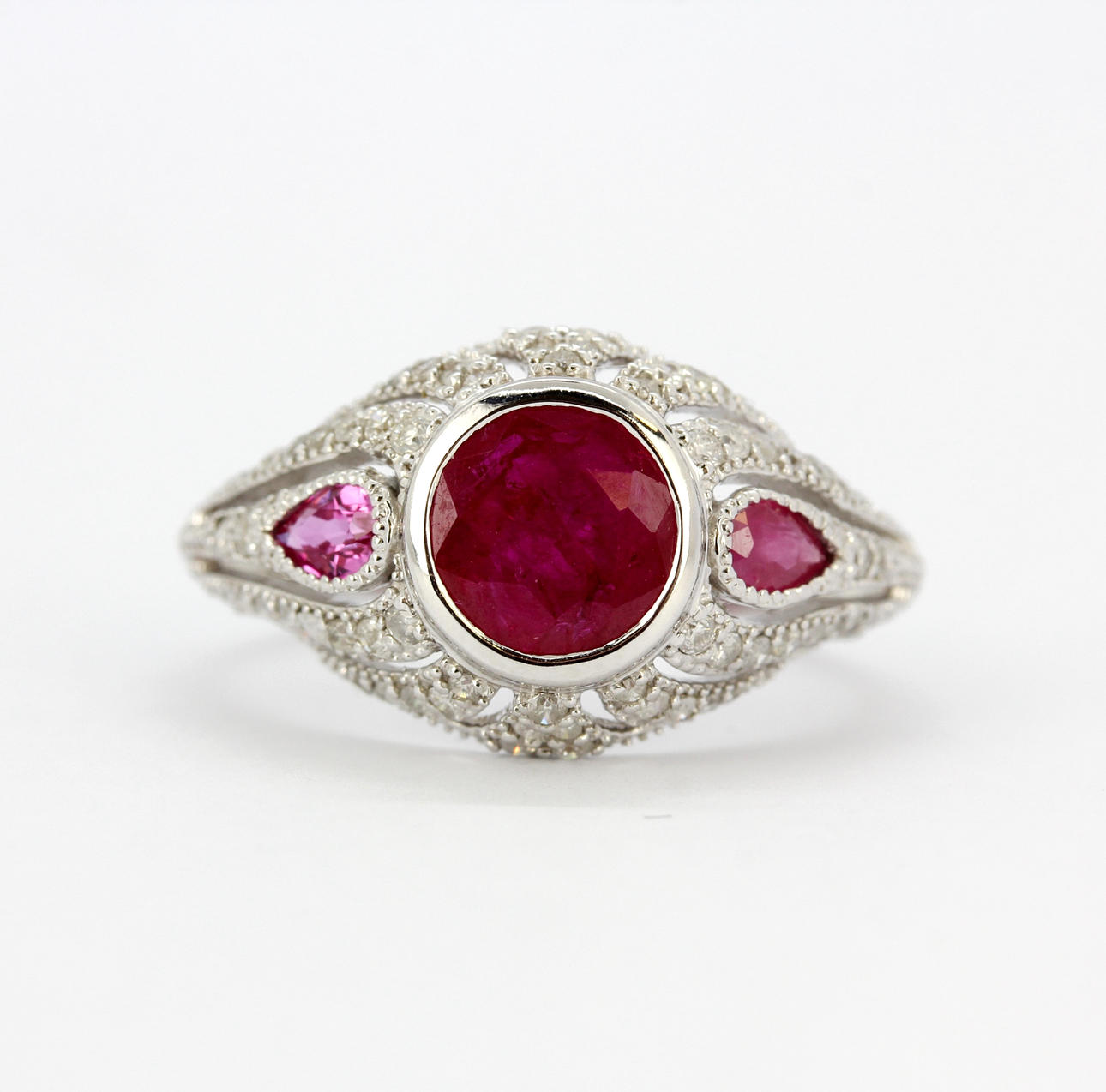 RUBY AND DIAMOND SET GOLD RING.
