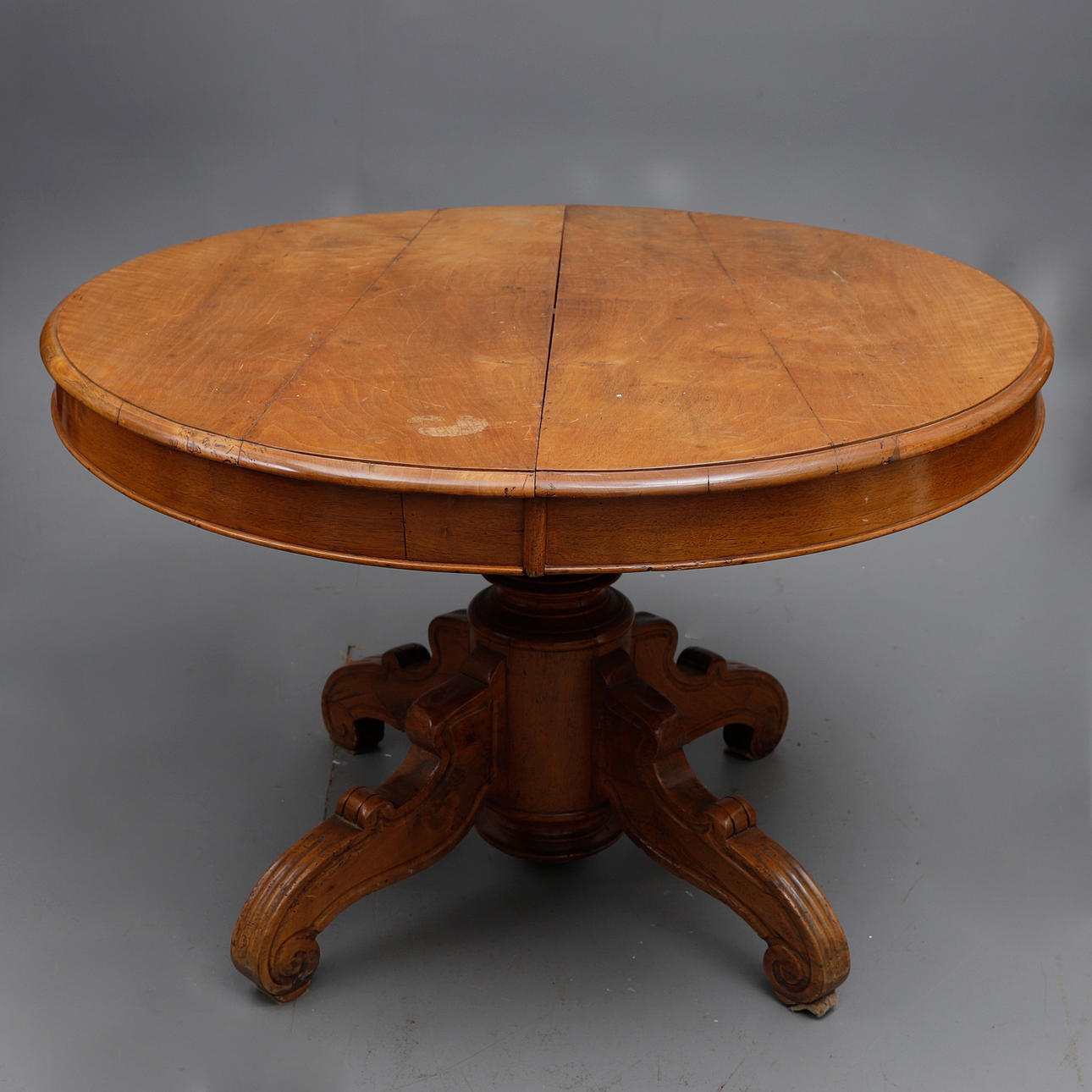 Mesa de comedor circular isabelina en haya.