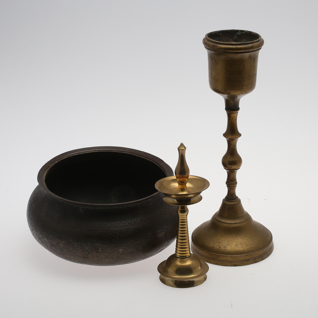 PARTI MÄSSING samt BRONS, 3 delar, orientaliskt, 1800 samt 1900-tal.