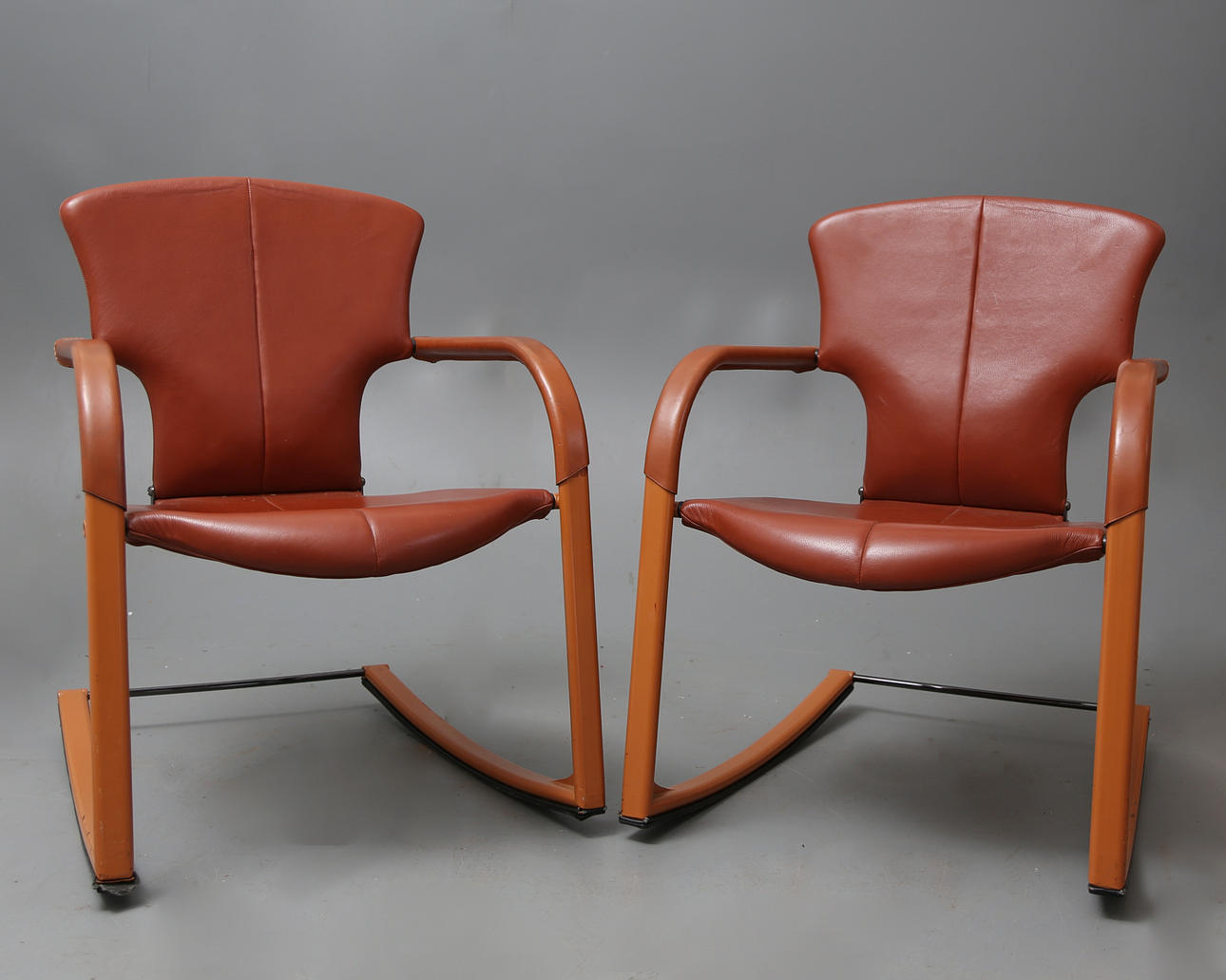 OSCAR TUSQUETS. Pareja de mecedoras "Extra de Varius".