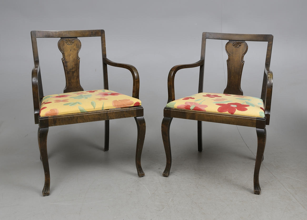 KARMSTOLAR, ett par, 1900-talets första hälft.