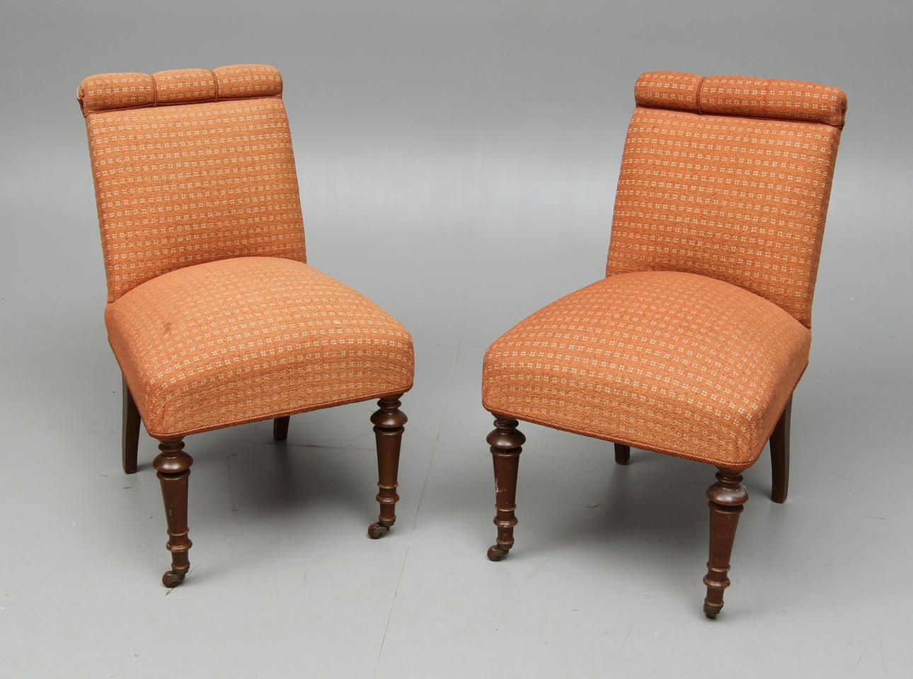 FÅTÖLJER, 1 par, omkring 1900.