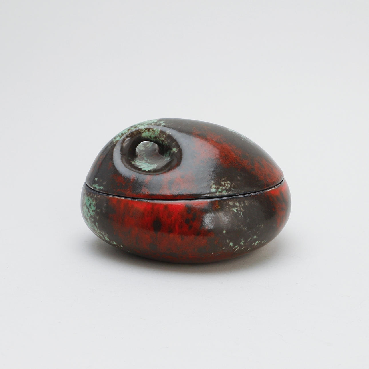 BIRGER ÅSTRÖM. Box, stoneware, signed.