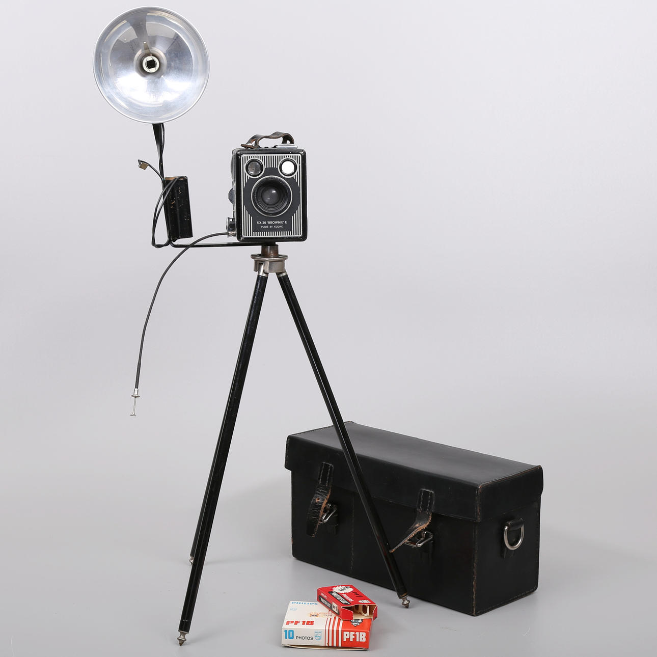 DRAWER CAMERA, Kodak Six-20 "Brownie" E with accessories.