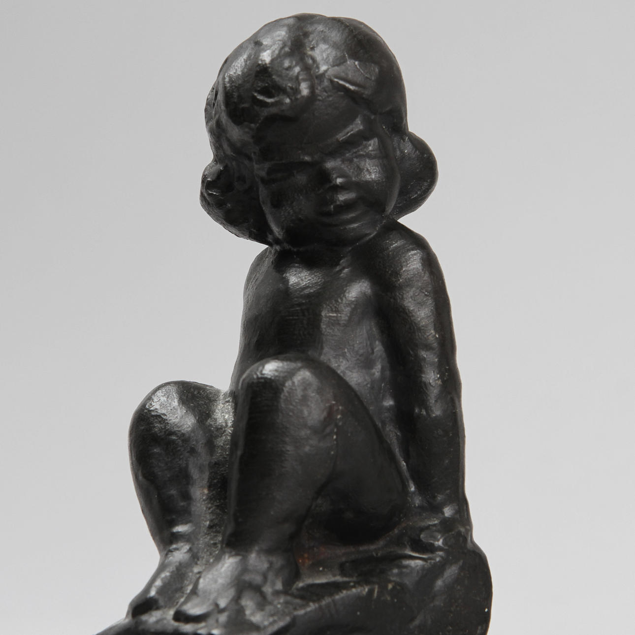 CARL EINAR BORGSTRÖM. Skulptur sittande barn, mörkpatinerad brons. Signerad.