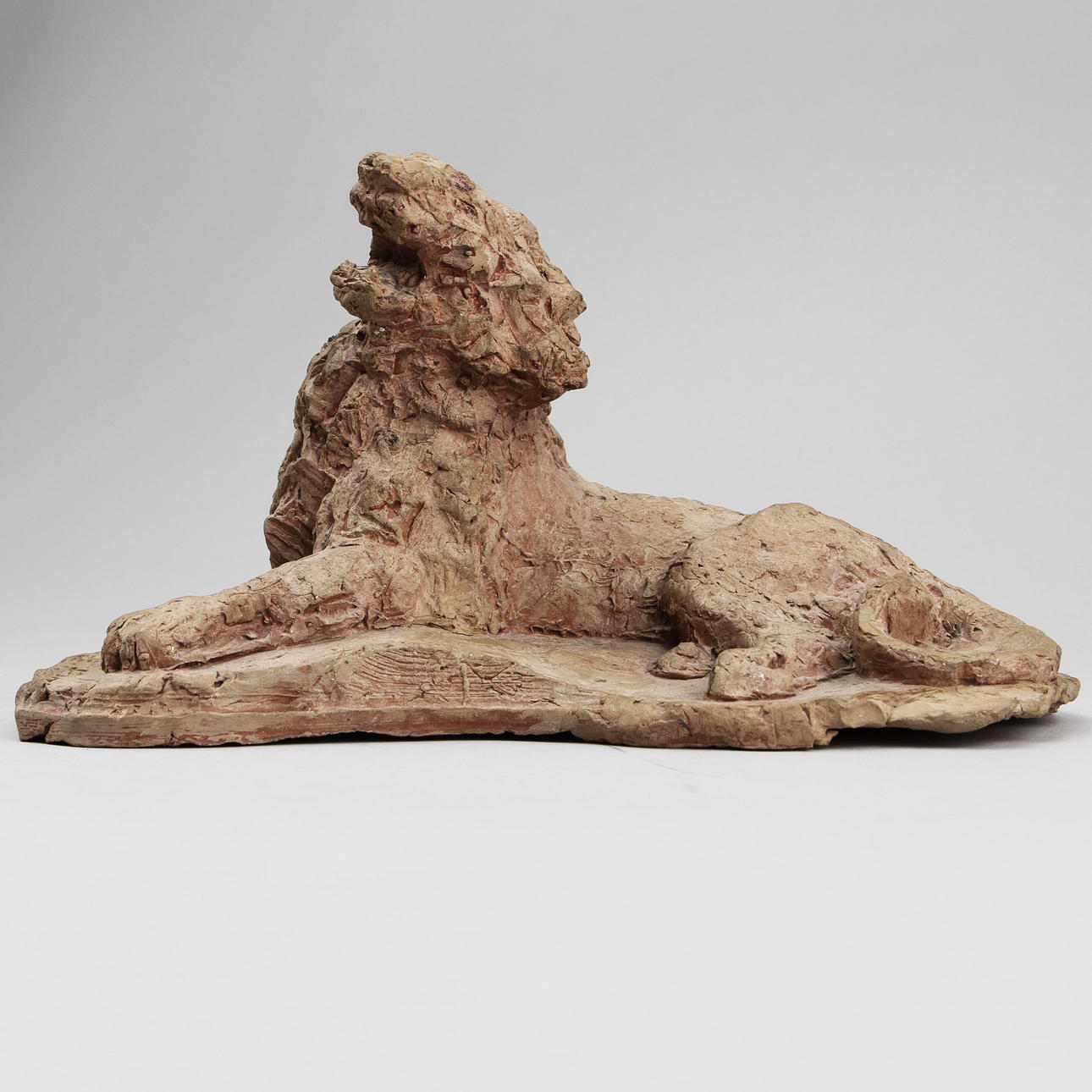 CARL FRISENDAHL. Skulptur liggande lejon, terracotta. Signerad.