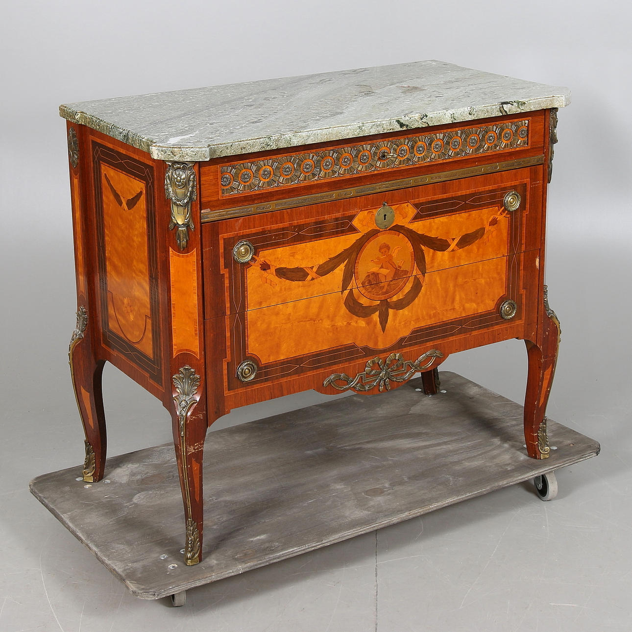 BYRÅ, gustaviansk stil. 1900-talets mitt.