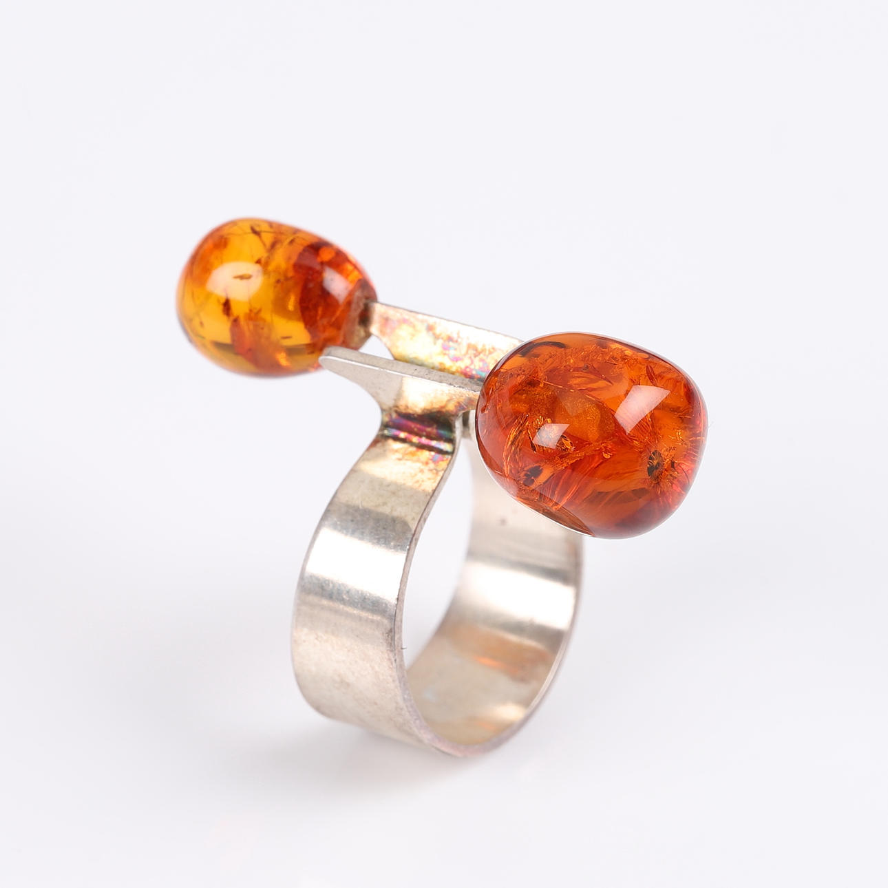 G19. RING i sølv med ravsten, vægt 5,2 gram.