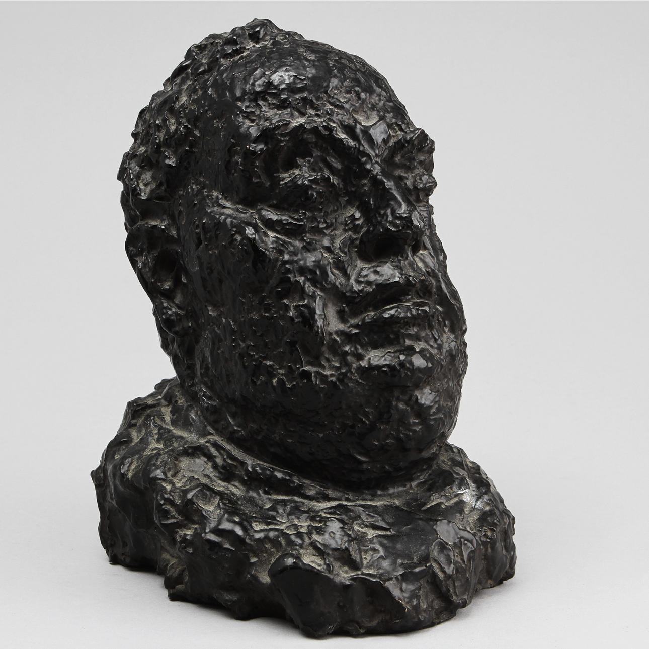 CARL FRISENDAHL. Skulptur porträtt av Gunnar Berndtson, mörkpatinerad brons. Signerad och numrerad 2/12.