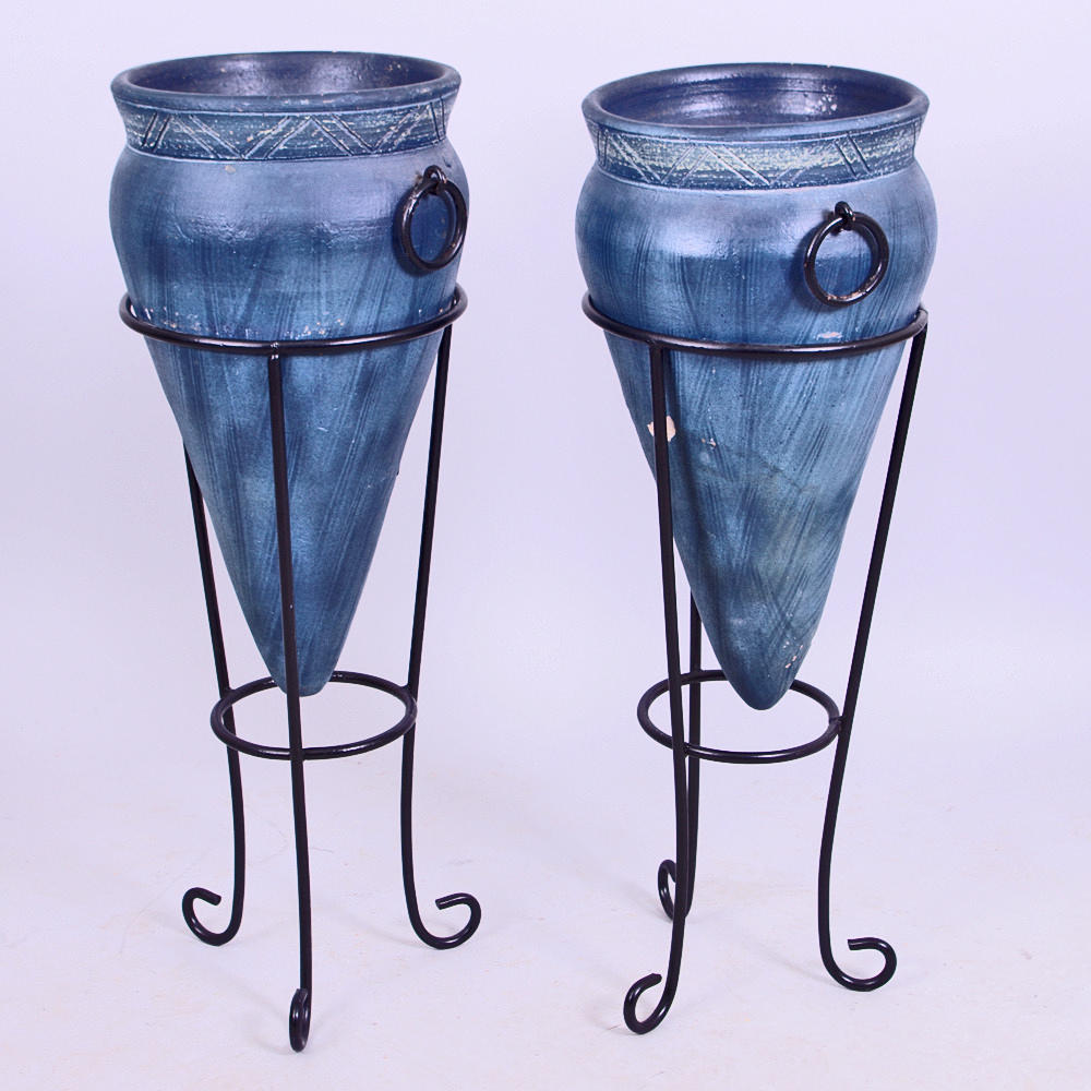 BLOMSTERSTÄLLNINGAR, keramik/smide.