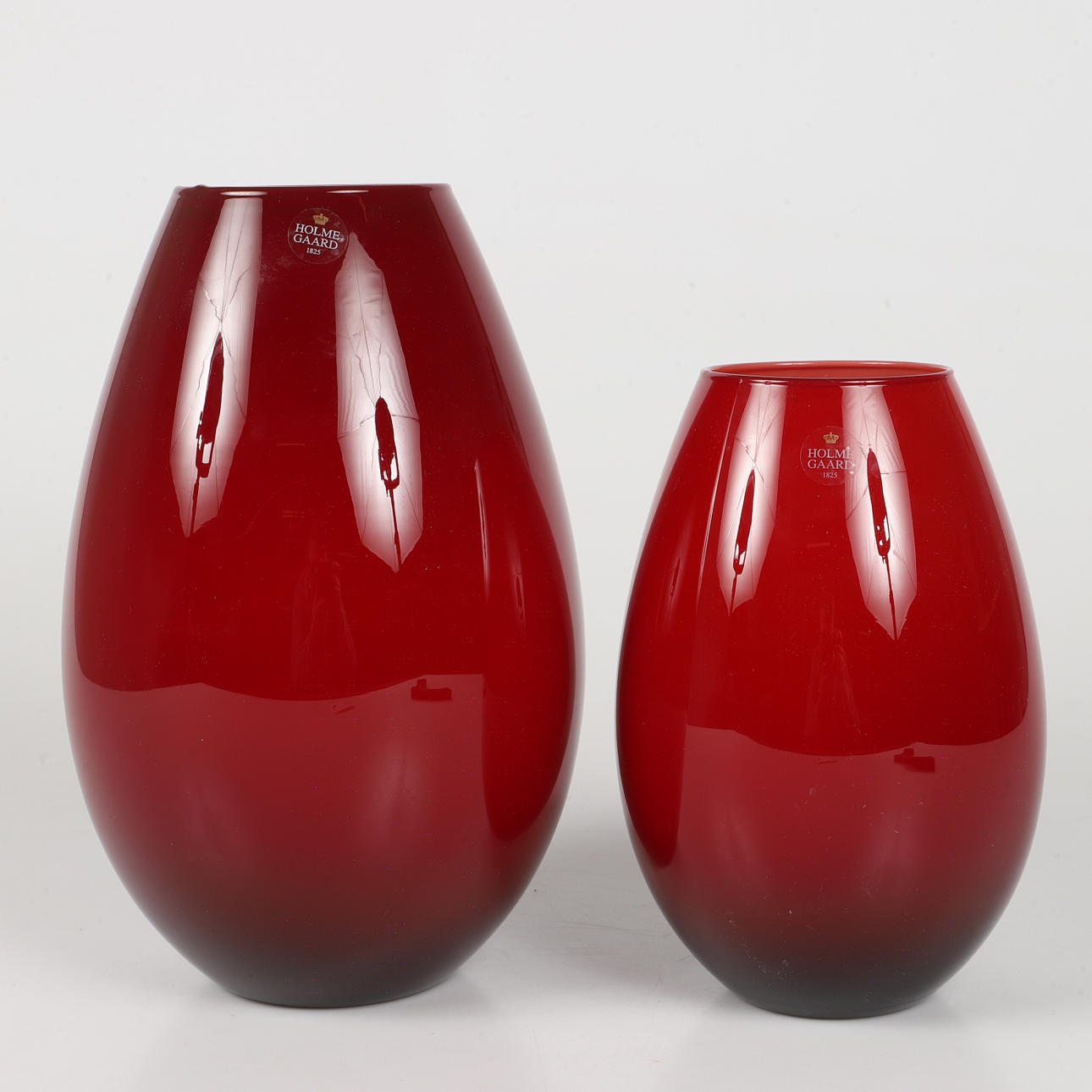 PETER SVARRE. Vaser, 1 par, "Cocoon", rødt glas, Holmegaard, Danmark.