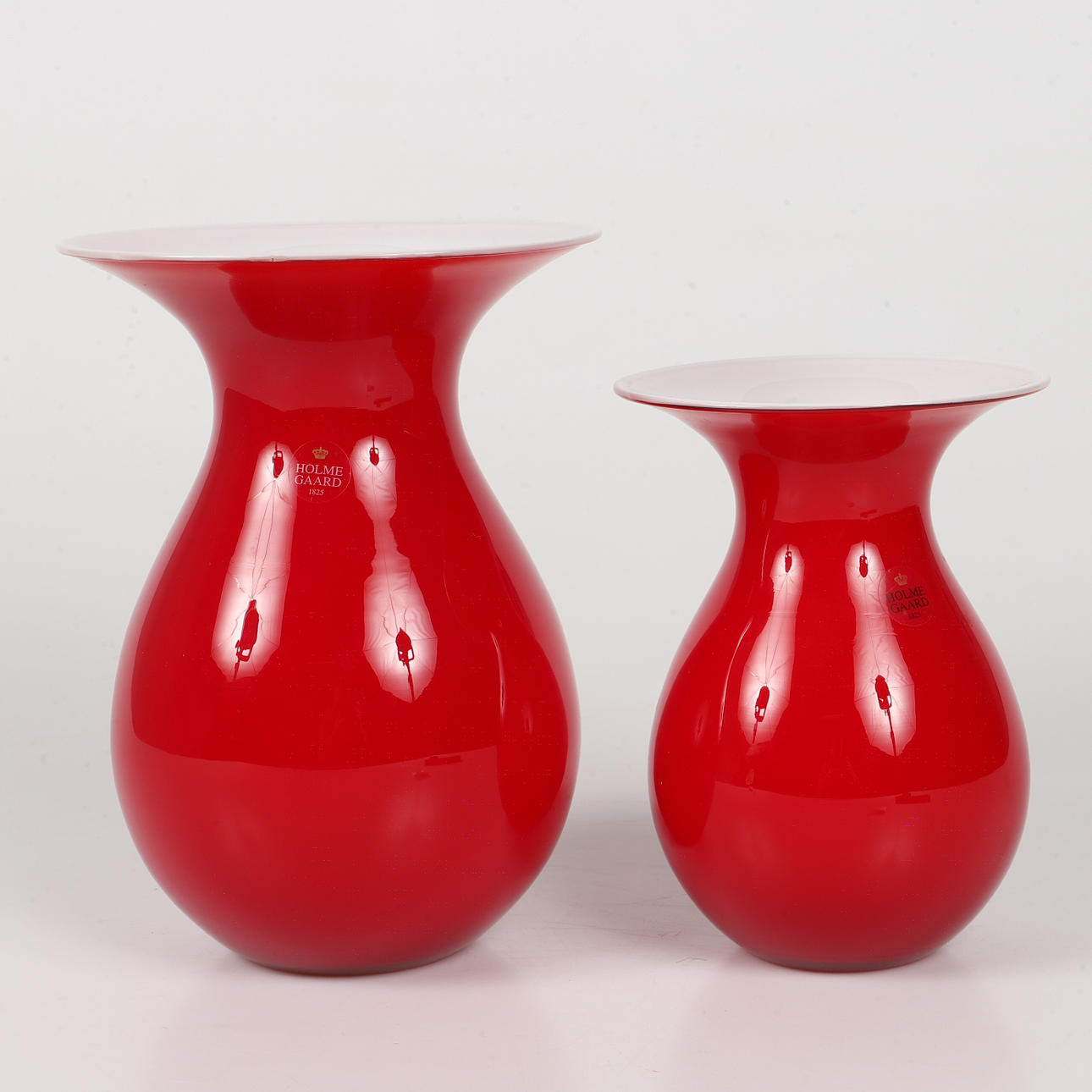 PETER SVARRER. Vaser, 1 par, "Shape", rött och vitt glas, Holmegaard, Danmark.