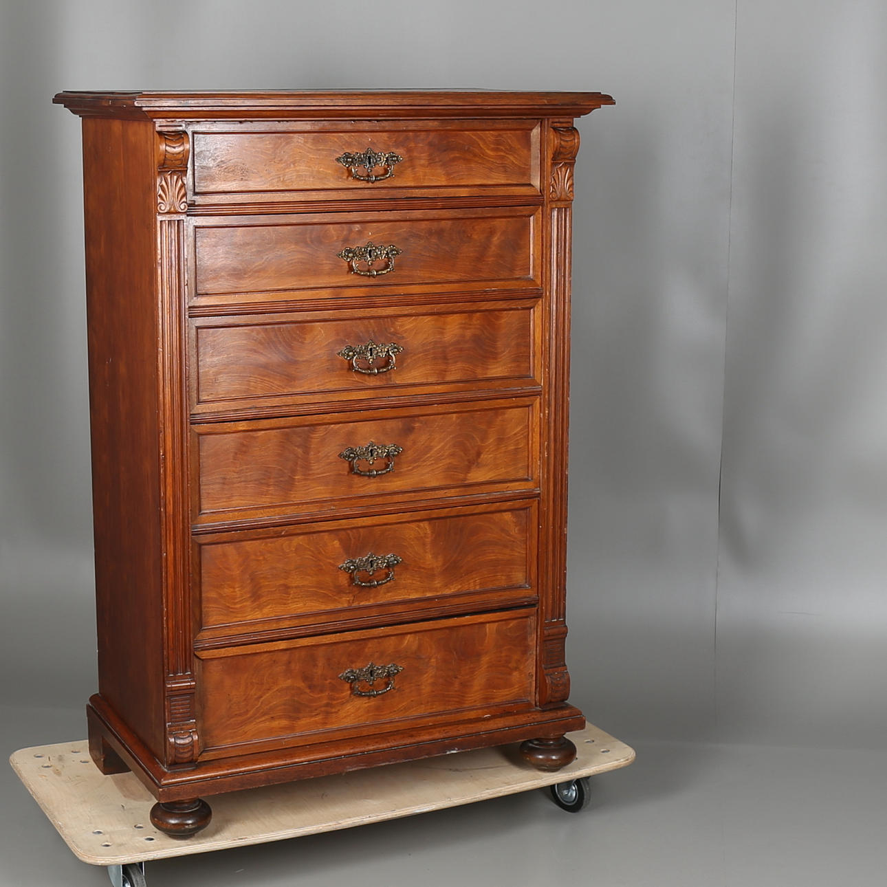 BYRÅ i bonat trä, nyrenässans, sekelskiftet 1900.